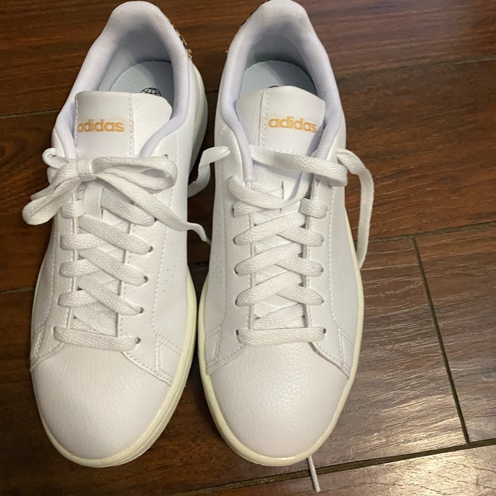 Women’s adidas advantage sneaker